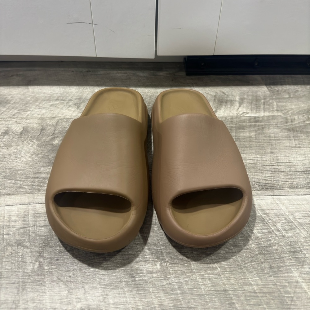 adidas Yeezy Slide
Core